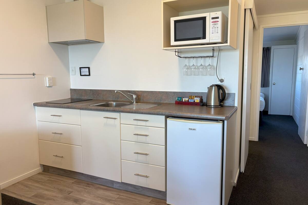 standard room, non smoking, kitchenette (standard one bedroom) | private kitchen | microwave, coffee/tea maker, electric kettle, toaster