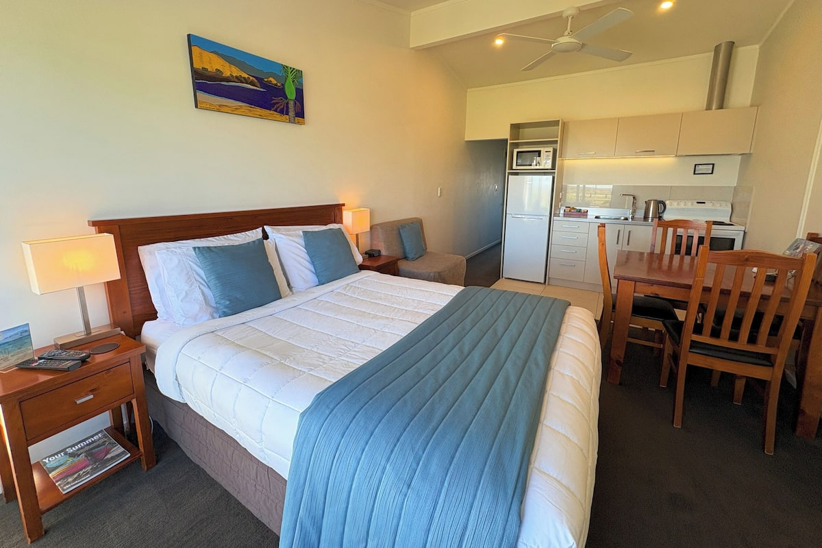 Deluxe Room, Non Smoking, Kitchen (Deluxe One Bedroom) | 1 bedroom, pillowtop beds, iron/ironing board, free WiFi