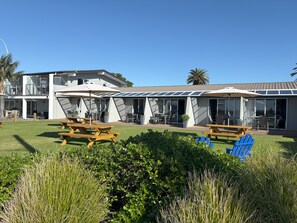 Front of property - Bailey's At The Beach Motel (Whitianga)