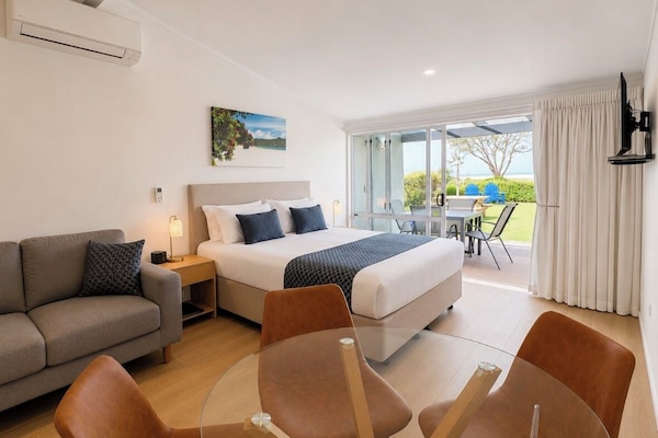 Deluxe Room, Non Smoking, Kitchen (Deluxe One Bedroom) | Pillowtop beds, blackout drapes, iron/ironing board, free WiFi