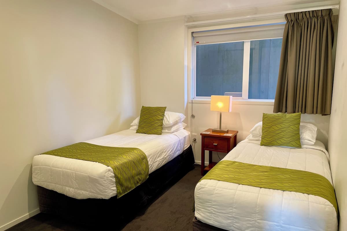 Habitación Deluxe, para no fumadores, cocina (Deluxe One Bedroom) | Camas con pillow-top, tabla de planchar con plancha y wifi gratis