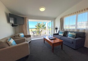 Premium Studio, Non Smoking, Kitchen | Pillowtop beds, iron/ironing board, free WiFi, bed sheets