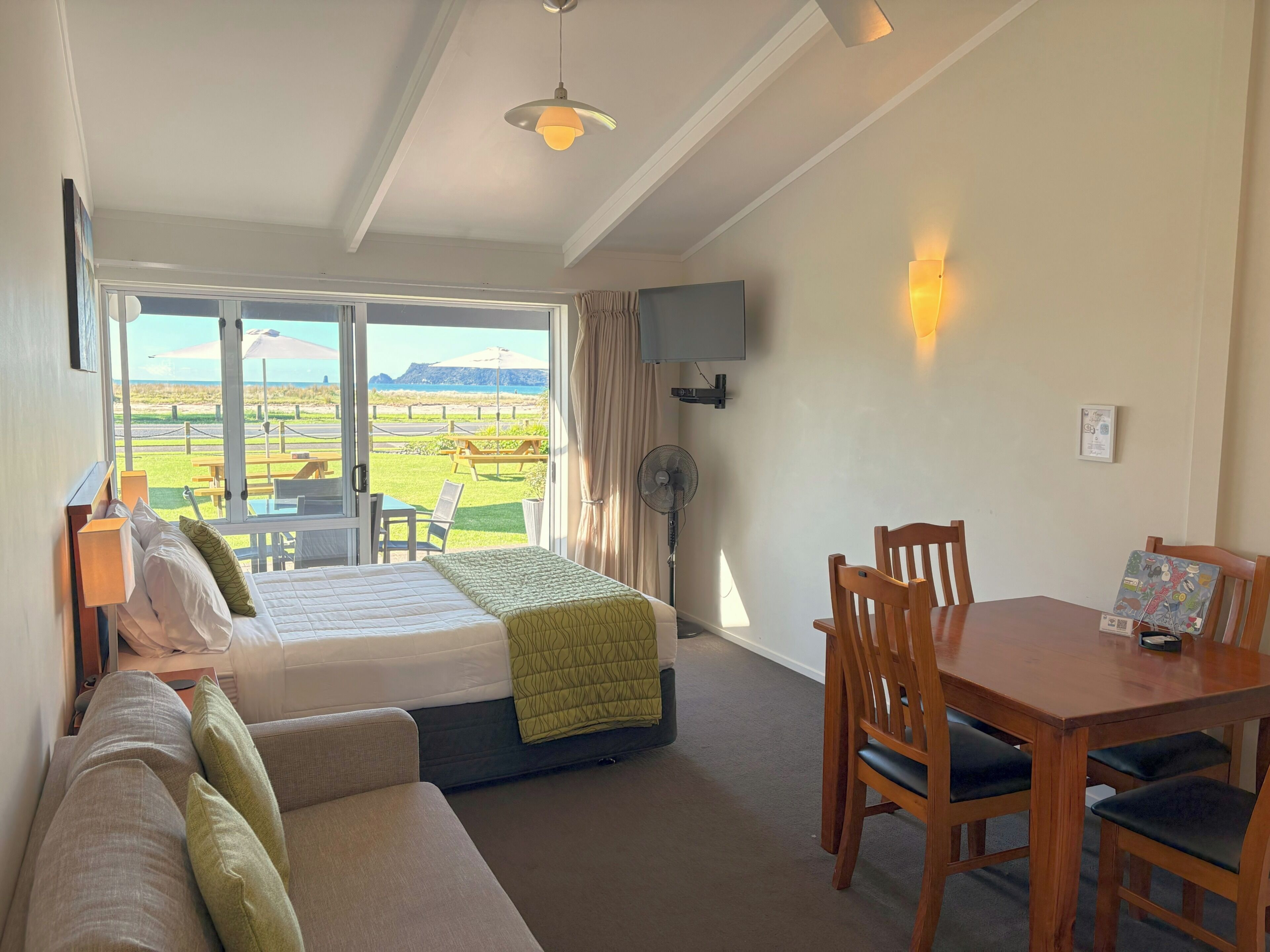 deluxe room, non smoking, kitchen (deluxe one bedroom) | 1 bedroom, pillow-top beds, iron/ironing board, free wifi