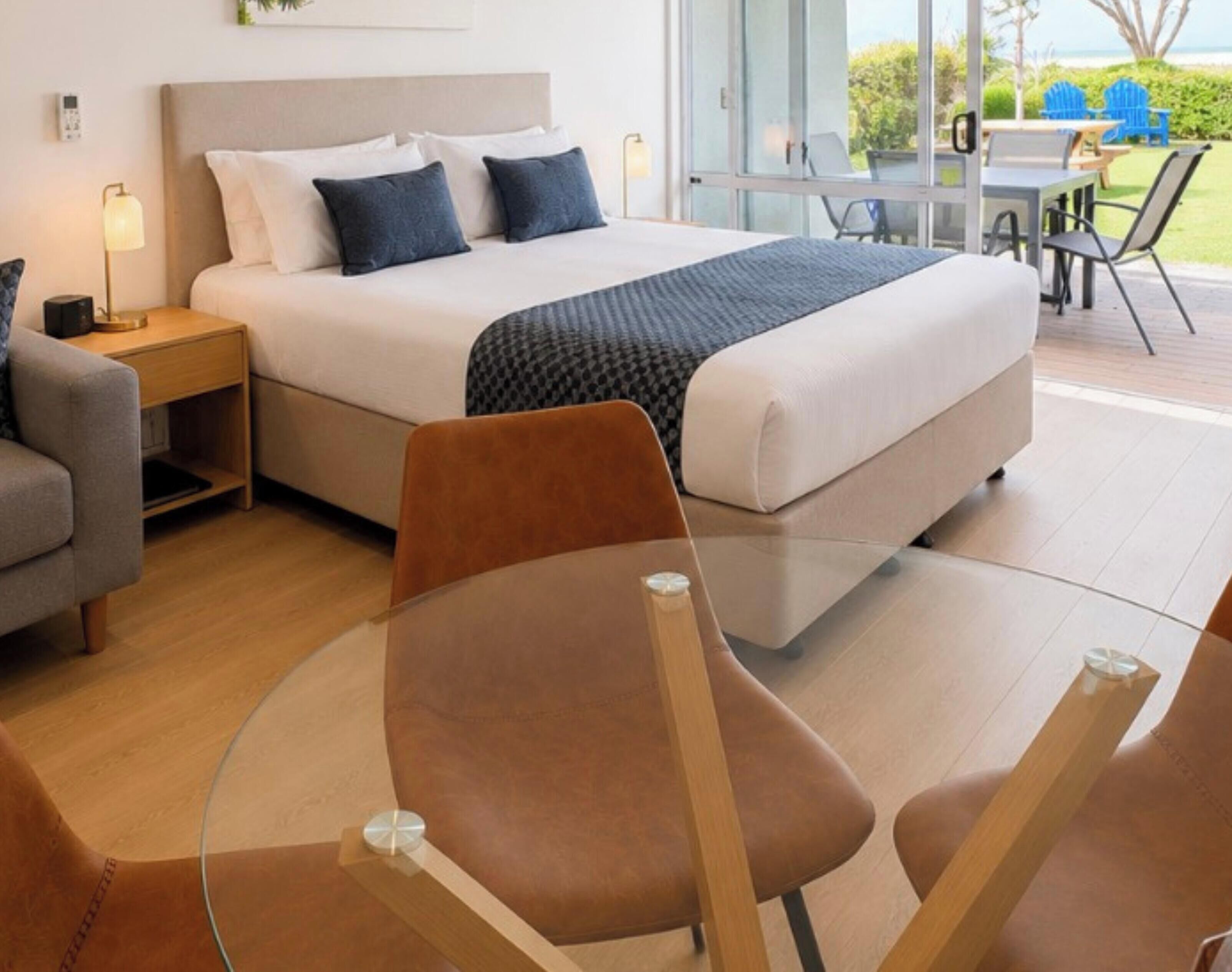 Deluxe Room, Non Smoking, Kitchen (Deluxe One Bedroom) | Tilam berlapik, langsir/tirai gelap terus, seterika/papan seterika 