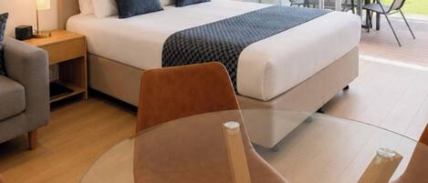 Chambre Deluxe, non-fumeur, cuisine (Deluxe One Bedroom) | Lit avec matelas Ă plateau-coussin, rideaux dâobscurcissement