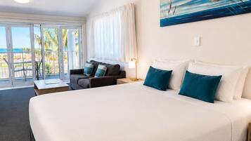 Premium Studio, Non Smoking, Kitchen | Pillow-top beds, blackout curtains, iron/ironing board, free WiFi