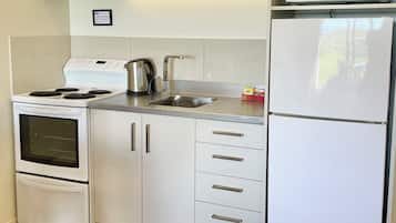 Deluxe-herbergi - reyklaust - eldhús (Deluxe One Bedroom) | Einkaeldhús | Örbylgjuofn, kaffivél/teketill, rafmagnsketill, brauðrist