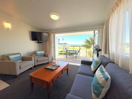 Premium Studio, Non Smoking, Kitchen | Pillowtop beds, iron/ironing board, free WiFi, bed sheets