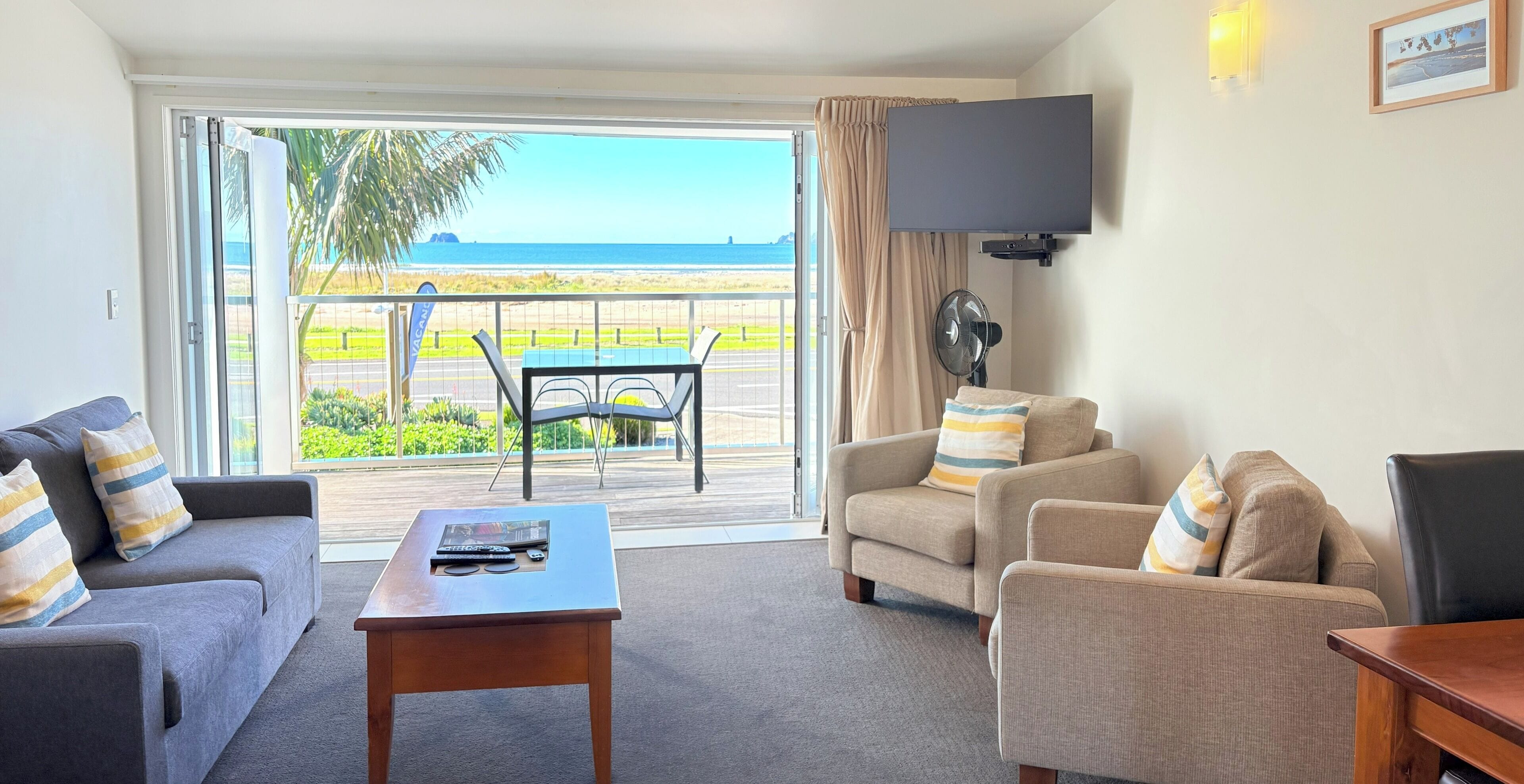 Premium Studio, Non Smoking, Kitchen | Pillowtop beds, iron/ironing board, free WiFi, bed sheets