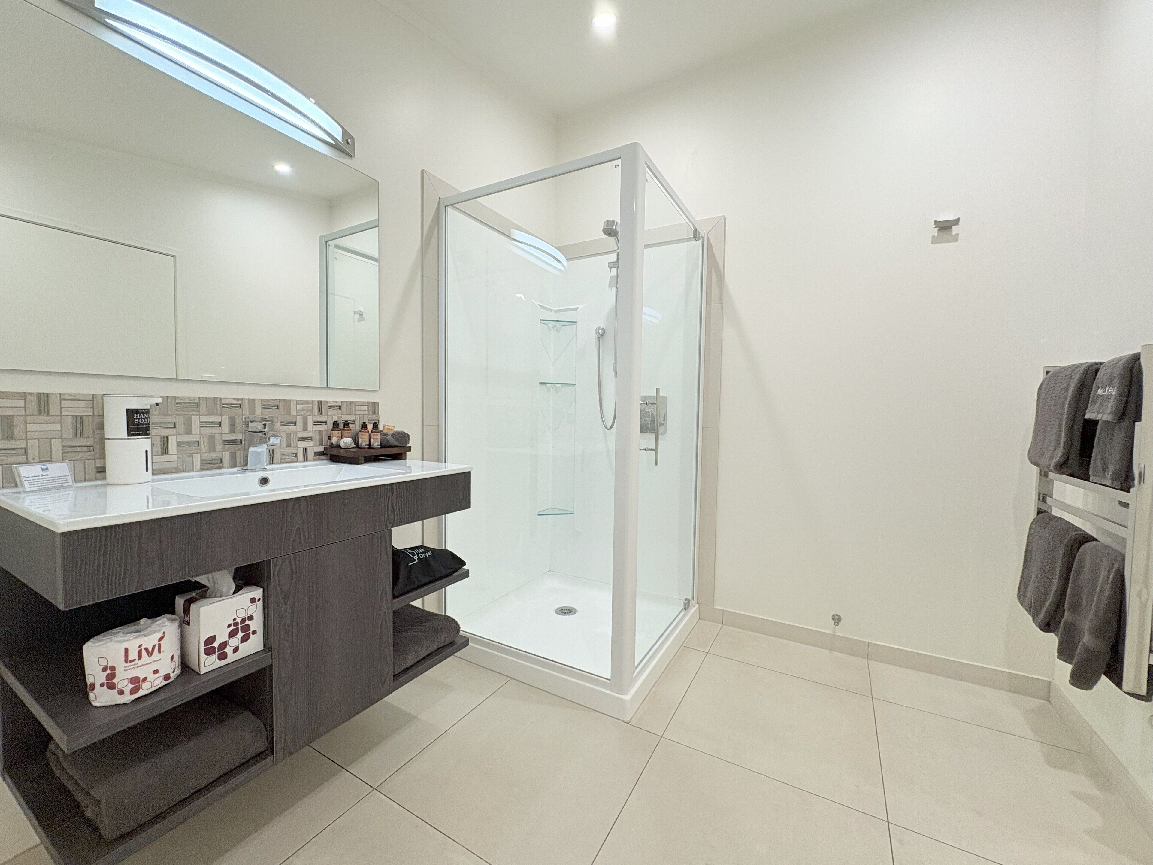 deluxe room, non smoking, kitchen (deluxe one bedroom) | bathroom | shower, free toiletries, hair dryer, towels