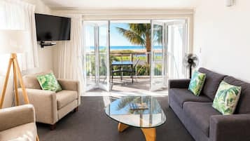 Premium Studio, Non Smoking, Kitchen | Pillow-top beds, blackout curtains, iron/ironing board, free WiFi