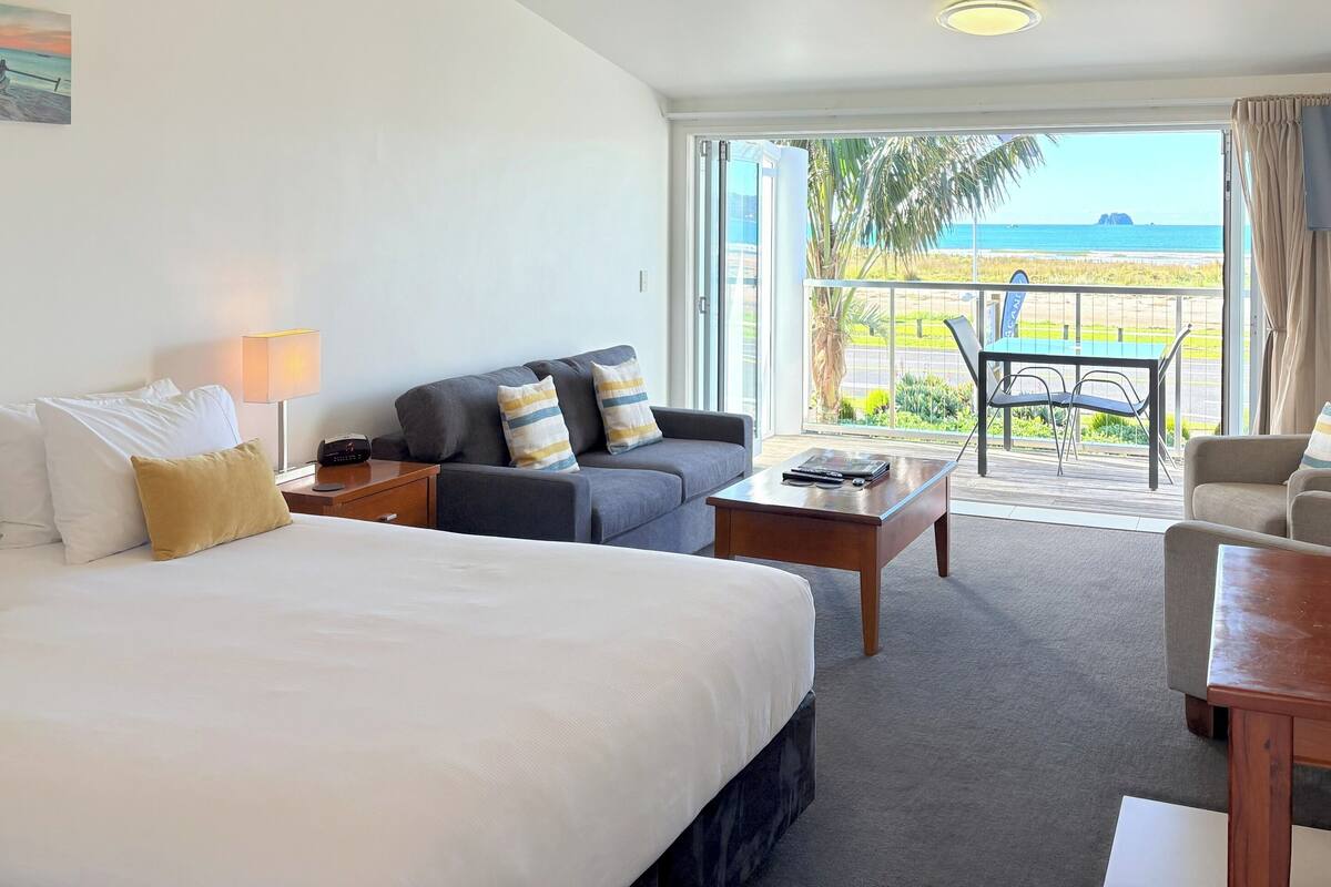 premium studio, non smoking, kitchen | 1 bedroom, pillow-top beds, iron/ironing board, free wifi