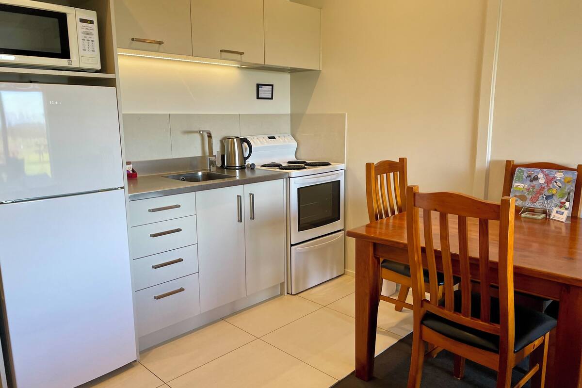 deluxe room, non smoking, kitchen (deluxe one bedroom) | 1 bedroom, pillow-top beds, iron/ironing board, free wifi