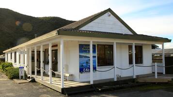 Vista frontal de la propiedad