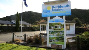 Schild für Parklands Marina Holiday Park mit Ferienhäusern, Wohnmobilen und Campingplätzen.