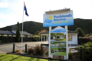 Property entrance - Parklands Marina Holiday Park (Picton)