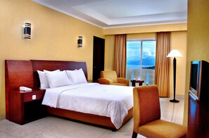 Deluxe Suite, Ocean View | In-room safe, soundproofing, free WiFi, bed sheets - Aston Niu Manokwari (Manokwari)