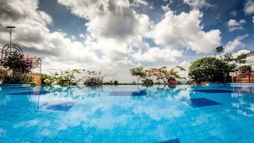Quarto luxo, vista para o jardim | Piscina externa