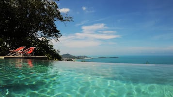 Kolam renang outdoor, dengan payung kolam renang dan kursi berjemur