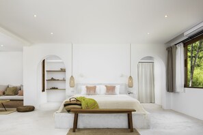 Suite Eksekutif, 1 Tempat Tidur King, balkon, pemandangan kebun | Seprai Frette Italia, seprai premium, minibar, dan brankas