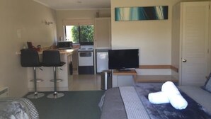 WiFi (free), bed sheets - Motuoapa Bay Motels (Motuoapa)