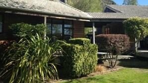 Front of property - Motuoapa Bay Motels (Motuoapa)