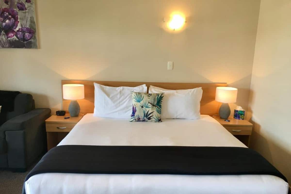 Standard Studio, Non Smoking, Kitchenette (Executive Studio Unit) | Peralatan tempat tidur premium, ruang kerja komputer riba