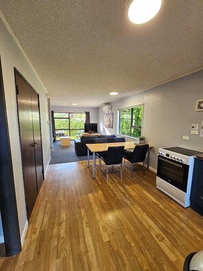 Apartamento luxo | Área de estar | Smart TV 43 polegadas com canais a cabo, TV