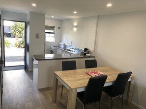 Standard-huoneisto, 2 makuuhuonetta, tupakointi kielletty, keittiö (2  bedroom apartments) | Ruokailu omassa huoneessa