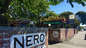 Un mur de briques avec une enseigne indiquant « RESTAURANT NERO ».