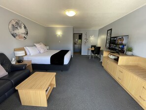 Executive Room, Non Smoking, Kitchenette (Studio Unit with Spa) | Premium bedding, laptop workspace, blackout drapes, iron/ironing board