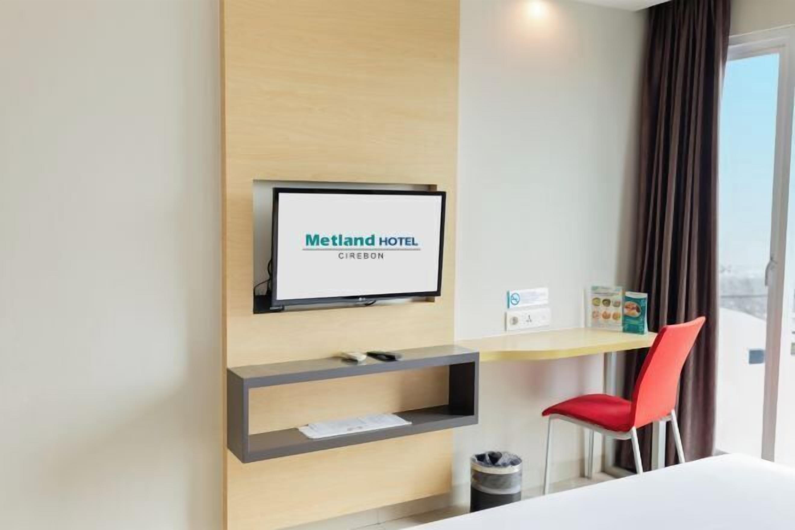 Desk, laptop workspace, iron/ironing board, free WiFi