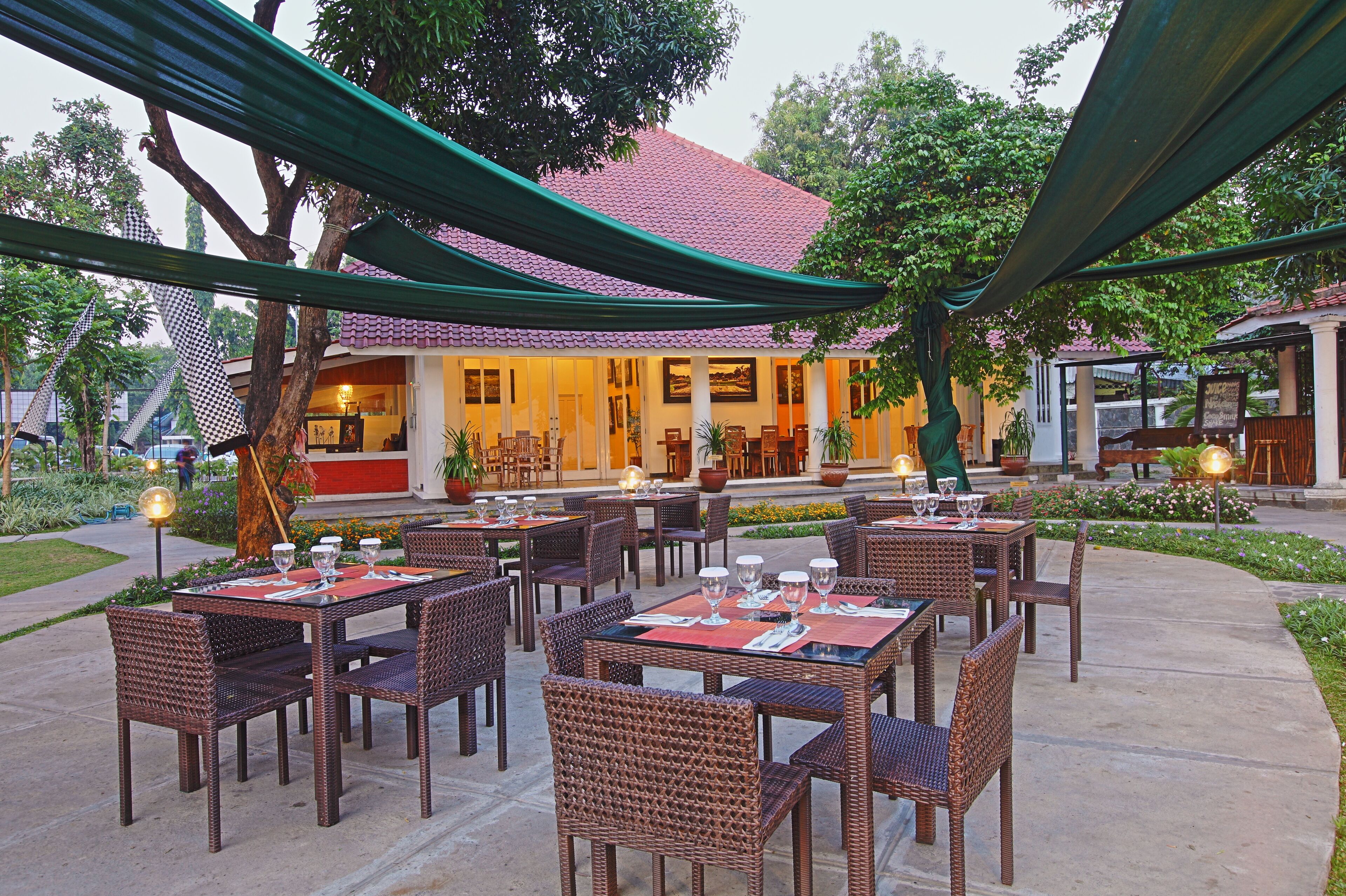 breakfast, lunch, dinner served; international cuisine