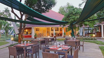 Aamiainen, lounas ja illallinen; kansainvälinen keittiö