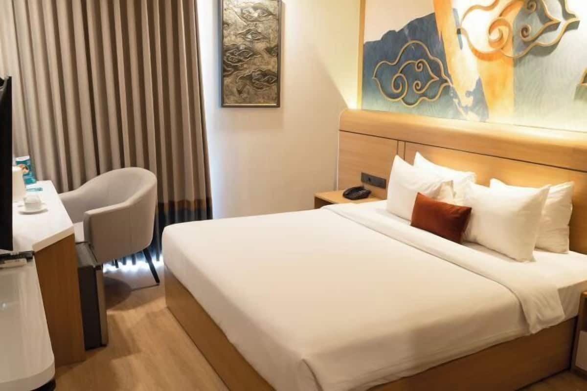 Desk, laptop workspace, iron/ironing board, free WiFi