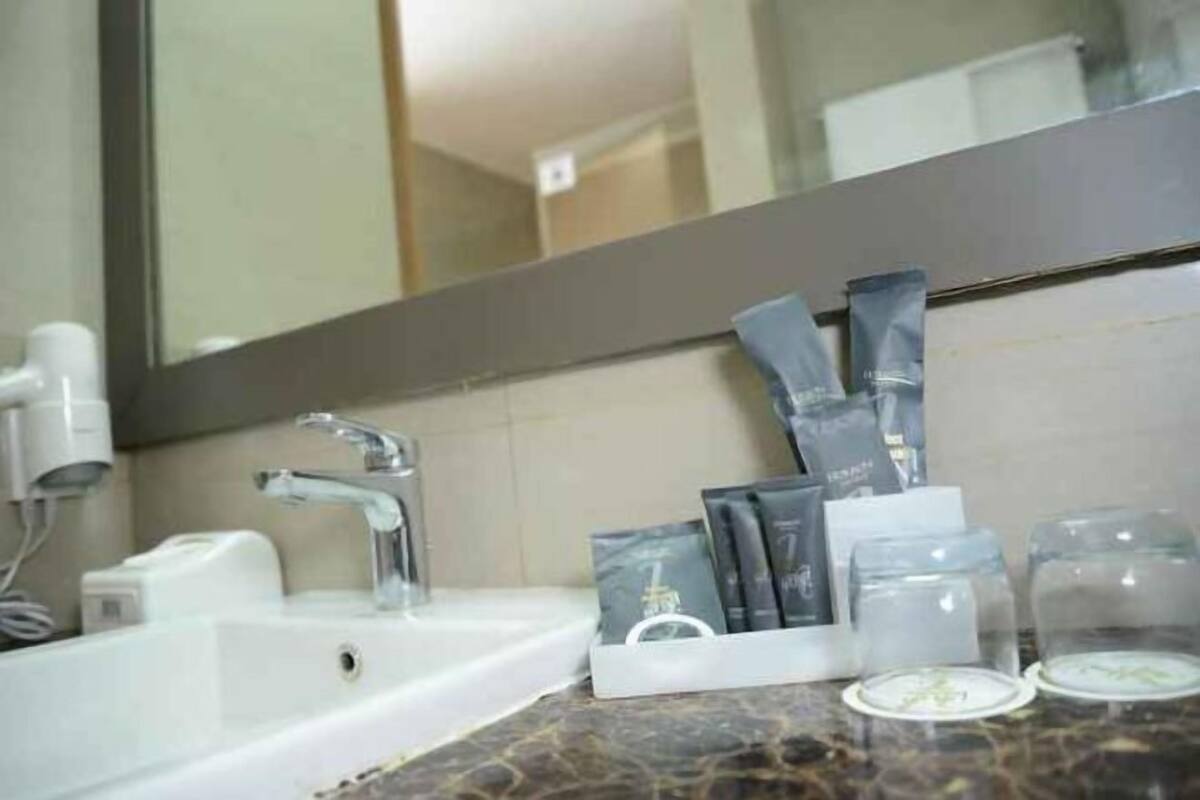 Bathroom | Shower, free toiletries, towels