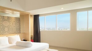 Exclusive Room (Metland Suite) | Meja, ruang kerja komputer riba, seterika/papan seterika, Wi-fi percuma 