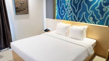 Una cama bien tendida con sábanas blancas, cabecera de madera y pared con un diseño abstracto azul y blanco.