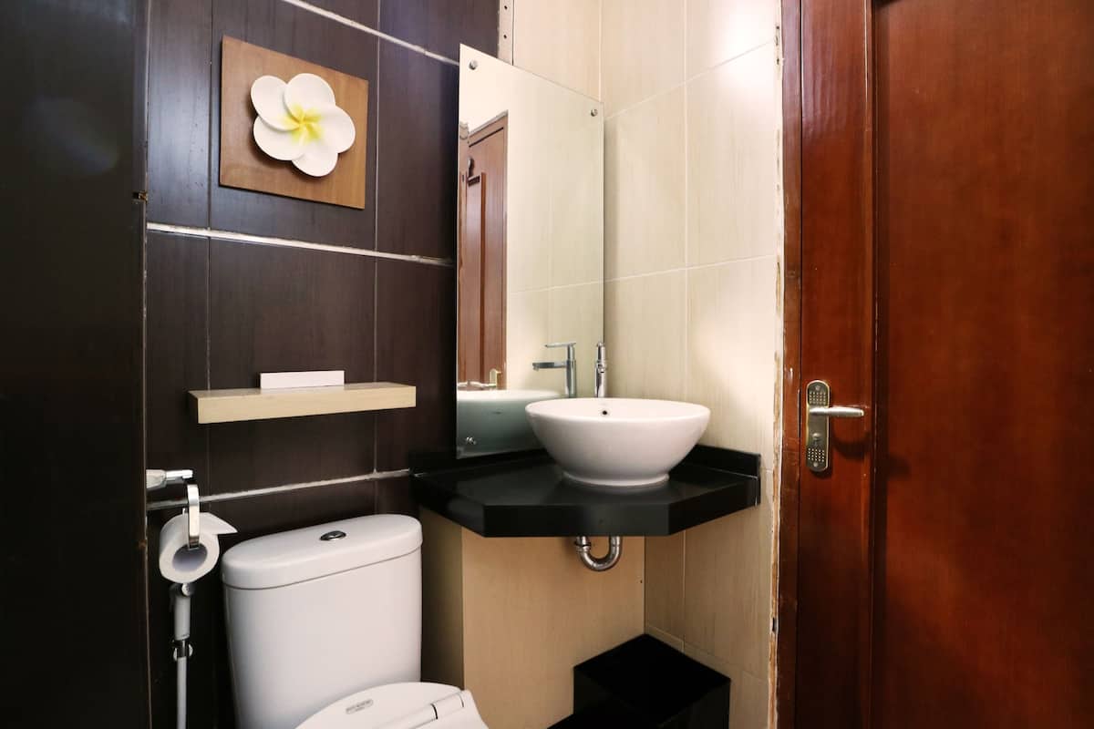 Chambre Supérieure | Salle de bain | Baignoire relaxante profonde, articles de toilette gratuits