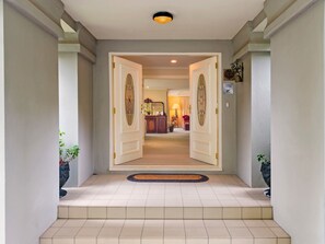 Interior entrance - Greenmantle Estate Hotel (Paraparaumu)