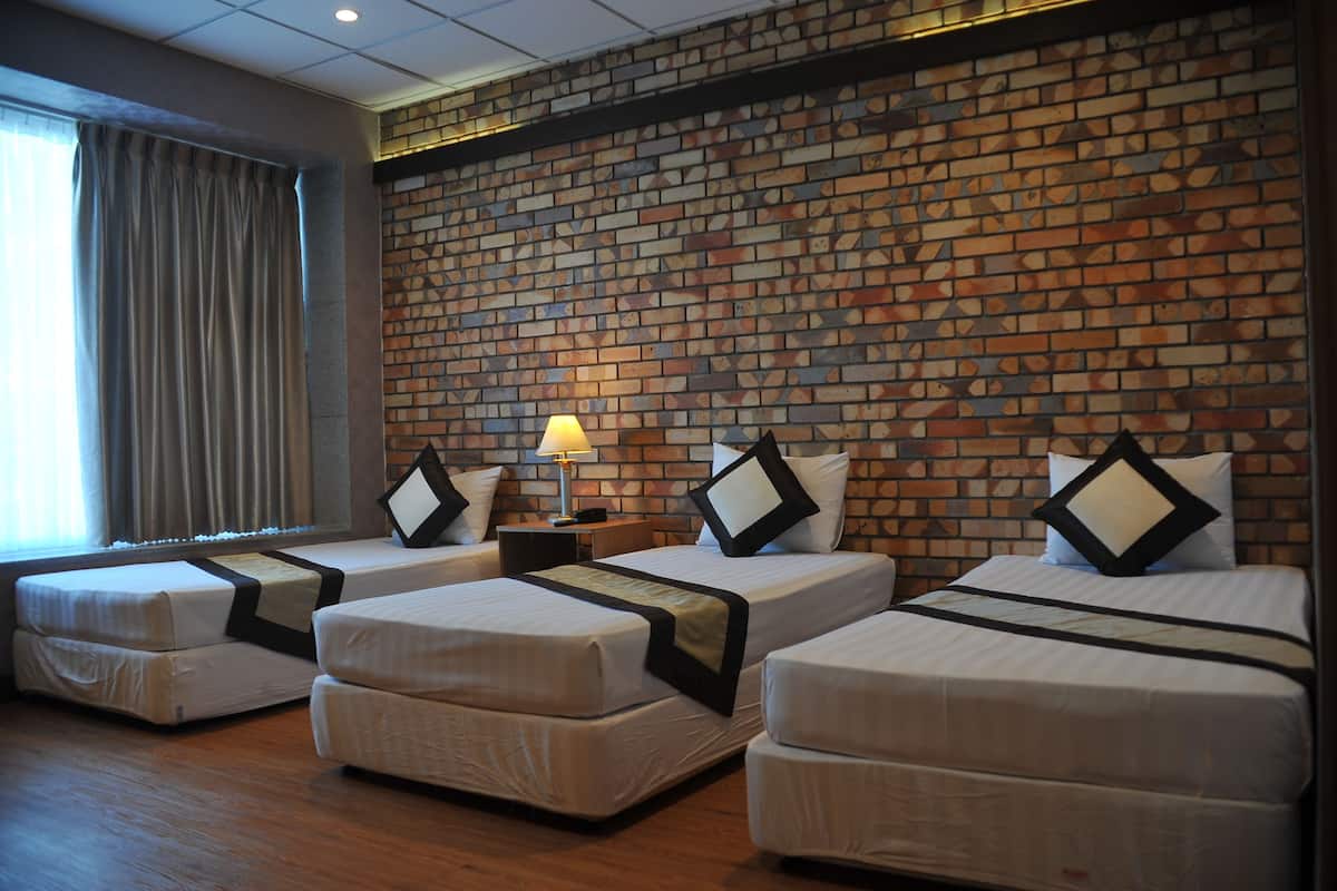 Habitación triple superior, vista al jardín | Ropa de cama de alta calidad, minibar, escritorio y insonorización