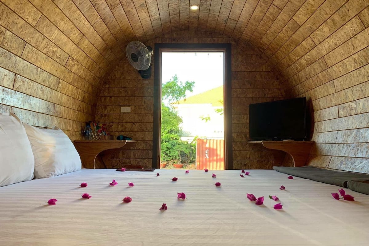 Chalet básico, 1 cama King size, en el área del jardín | Ropa de cama de alta calidad, minibar, escritorio y insonorización
