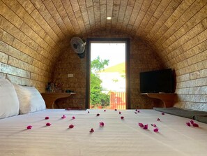 Basic Chalet, 1 King Bed, Garden Area | Premium bedding, minibar, desk, soundproofing