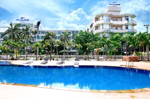 Kolam renang outdoor, dengan kursi berjemur