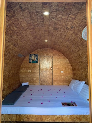 Chalé básico, 1 cama King, no jardim | Roupas de cama premium, frigobar, escrivaninha, quartos à prova de som