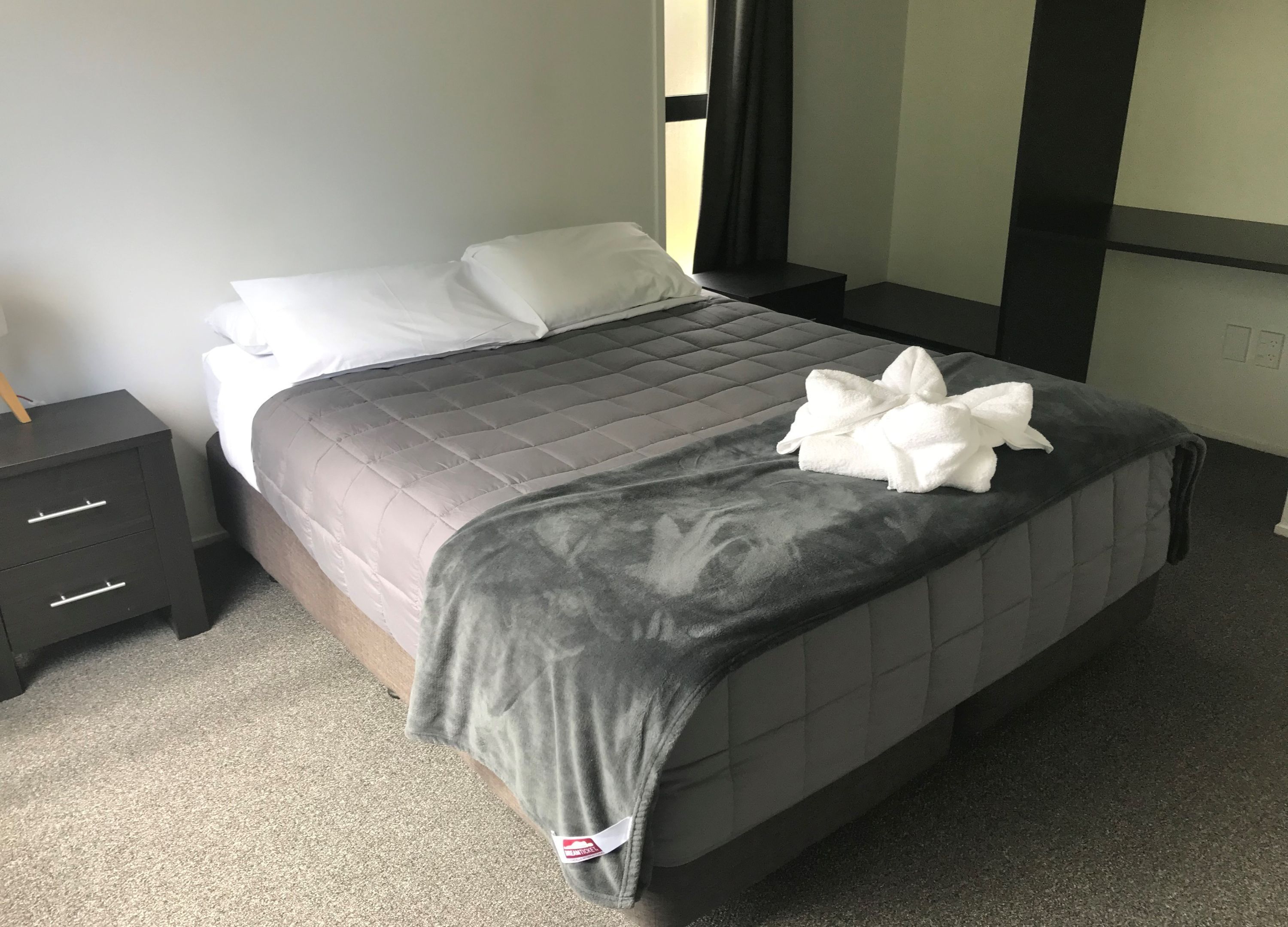 Apartment, 2 Schlafzimmer (Motel) | Individuell dekoriert, Verdunkelungsvorhänge, WLAN, Bettwäsche