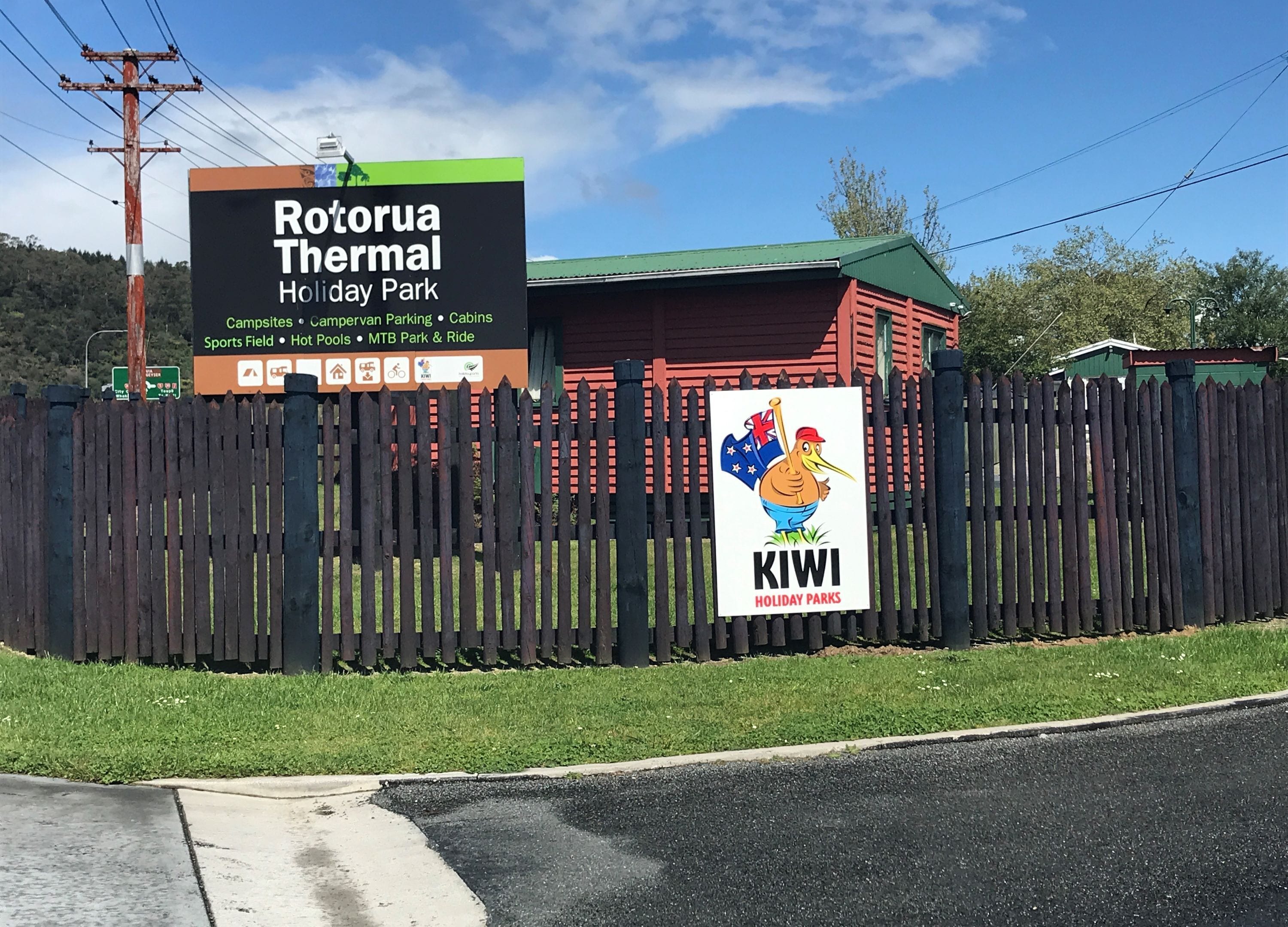 Naamplaatje voor Rotorua Thermal Holiday Park met voorzieningen zoals campings, campers, bungalows, zwembaden, sportvelden, warmwaterbaden en een mountainbike park.