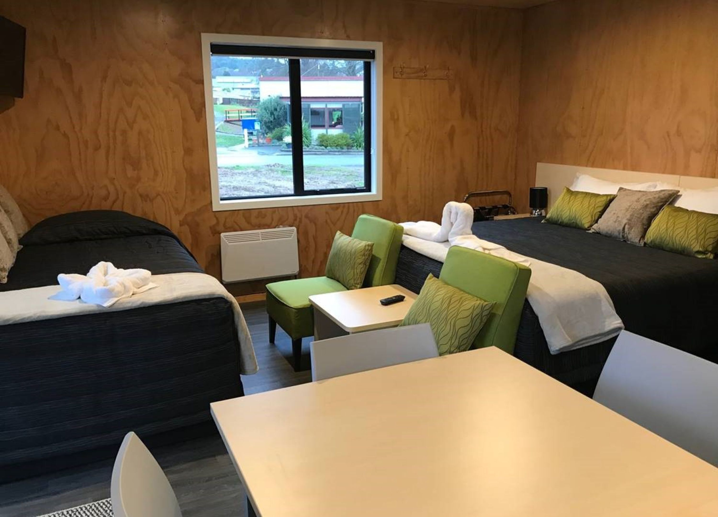 Individuelt dekorert, blendingsgardiner og wi-fi (mot et tillegg)