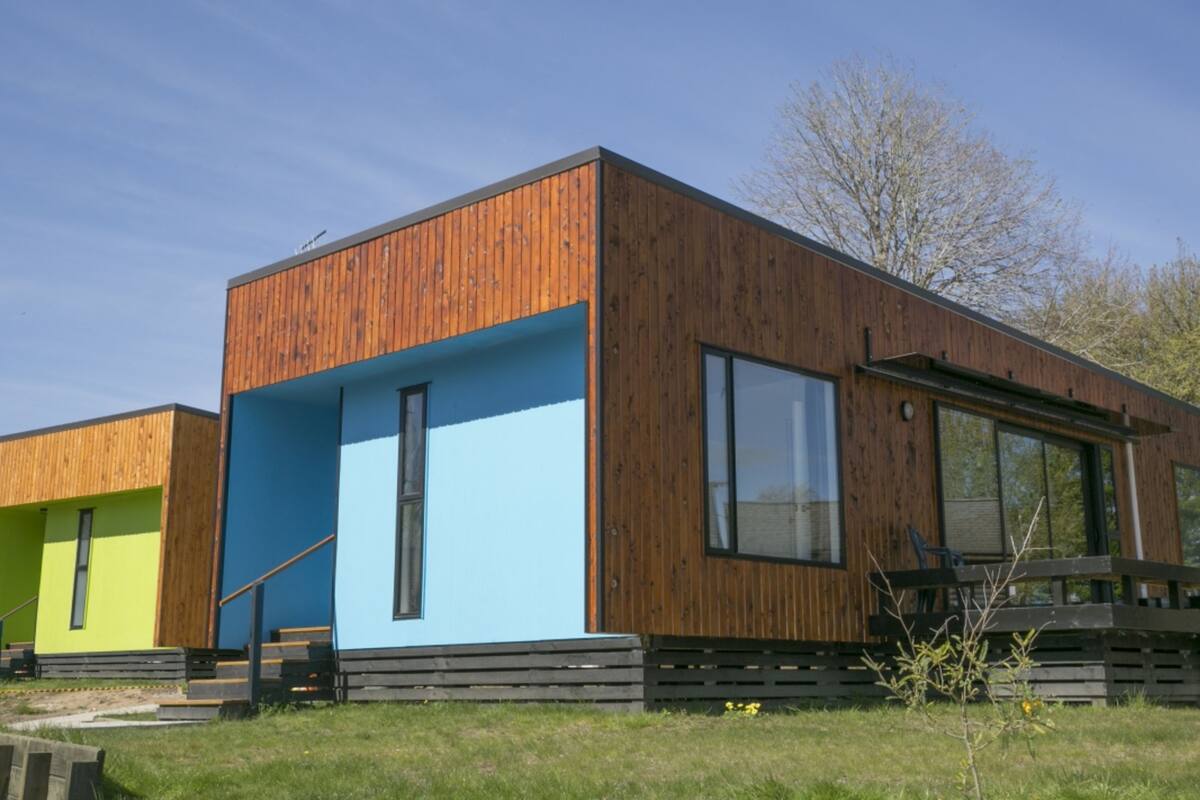 Un bâtiment moderne doté d’une façade en bois et de grandes fenêtres.