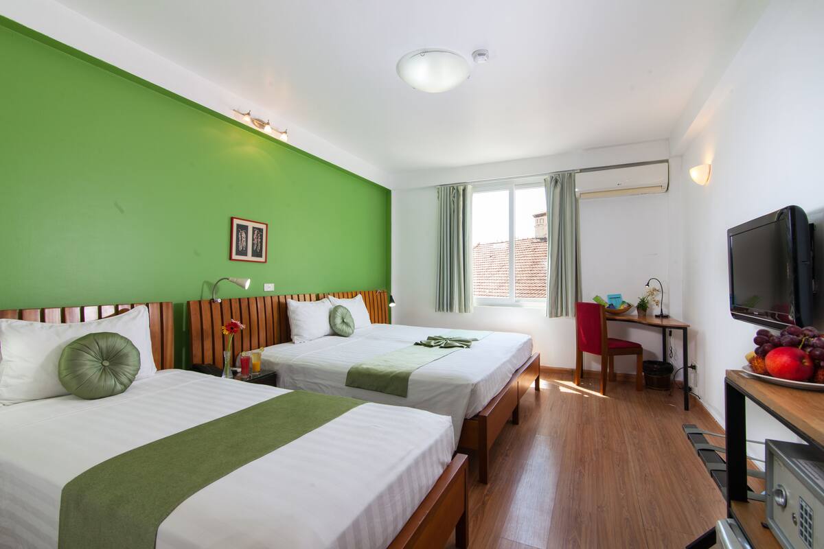 Habitación triple Deluxe, vista a la ciudad (with Window)